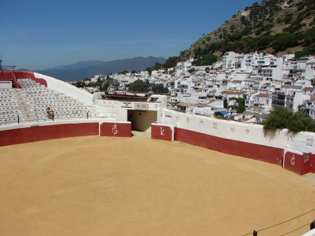 Visita Guiada a Mijas - ViajaEnMinibus.com 4 mijas plaza toros