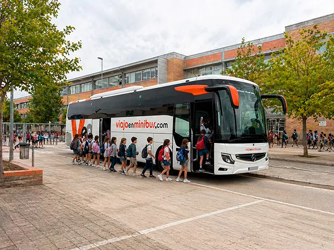 Niños subiendo a un autobús escolar