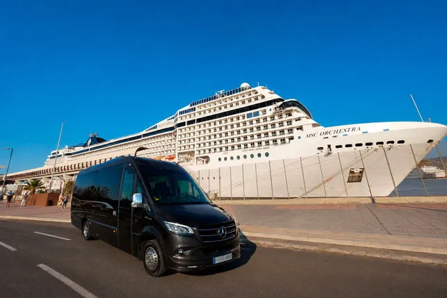 Minibus VIP esperando a pasajeros en de un crucero en Málaga